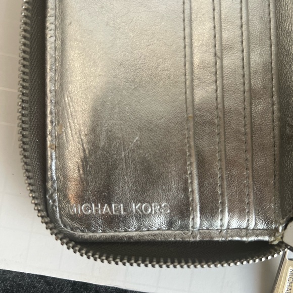 Michael  Kors Jet Set patent logo debossed zip-around wallet. SILVER METALLIC - Picture 7 of 12